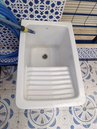 Pila de lavar de cerámica y metal