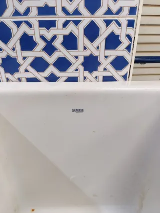 Pila de lavar de cerámica y metal