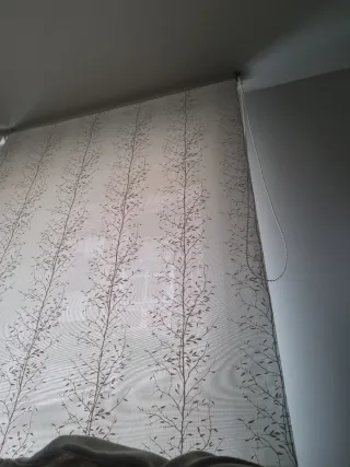 Due tende bianche con rami in bianco