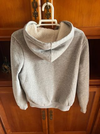 Sudadera gris con borrego interior Talla M