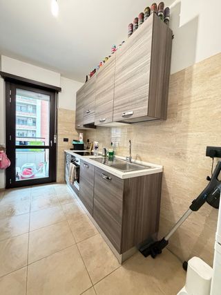 Cucina lineare beige e marrone