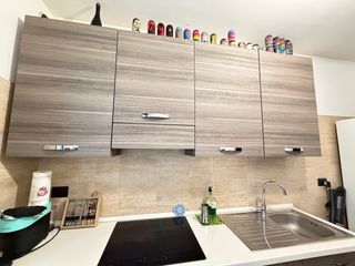 Cucina lineare beige e marrone