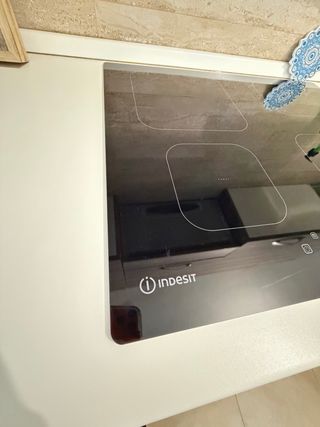 Cucina lineare beige e marrone