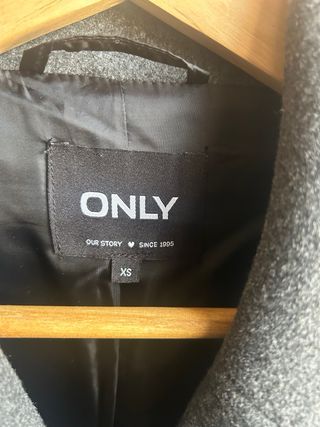 Abrigo ONLY gris talla XS