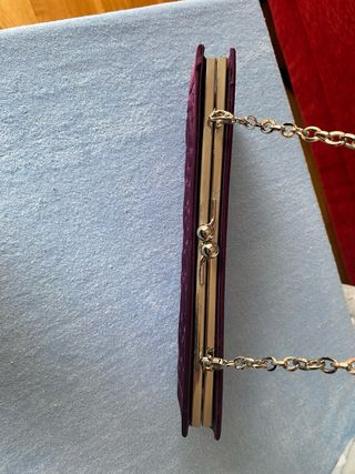 Bolso de fiesta morado con cadena