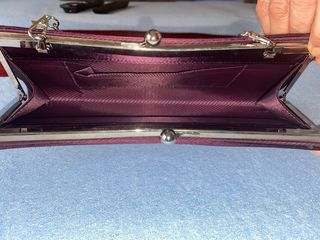 Bolso de fiesta morado con cadena