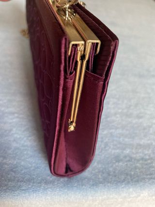 Bolso de fiesta morado con cadena