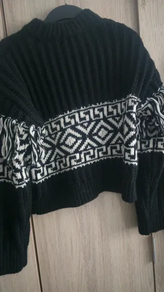 Jersey negro y blanco con flecos