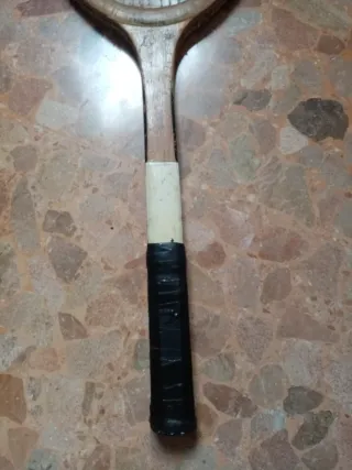 Antigua raqueta de tenis madera