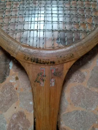 Antigua raqueta de tenis madera