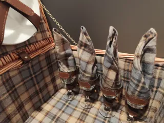 Cesta de picnic de mimbre con accesorios