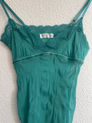 Camiseta transparente con blonda verde