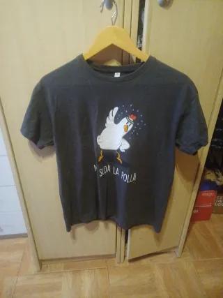 Camiseta gris con dibujo de gallina talla M