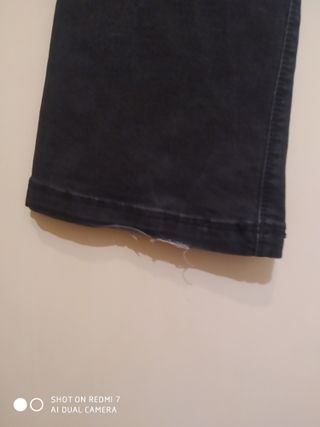 Pantalón vaquero negro acampanado