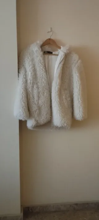 Chaqueta pelo Zara blanco roto.