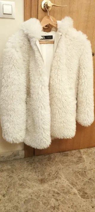 Chaqueta pelo Zara blanco roto.