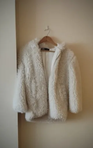 Chaqueta pelo Zara blanco roto.