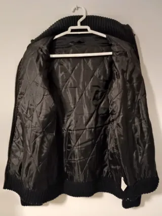 Chaqueta Blend Negra Cremallera y Bolsillo