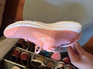 Zapatillas deportivas rosas y blancas