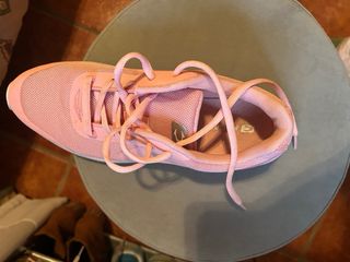 Zapatillas deportivas rosas y blancas