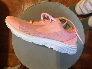 Zapatillas deportivas rosas y blancas