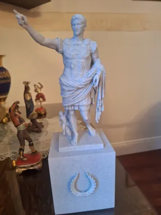 Escultura Emperador Augusto imitando mármol