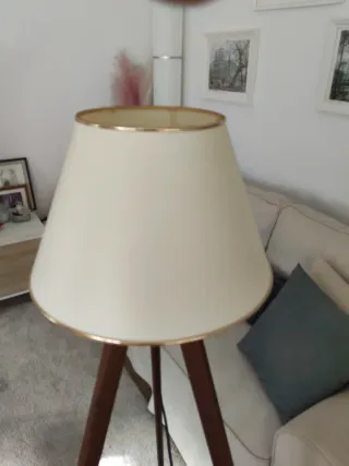 Lámpara de pie trípode