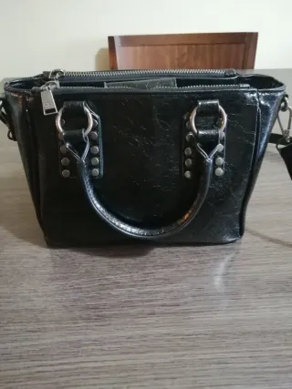 Bolso de mano negro con tachuelas