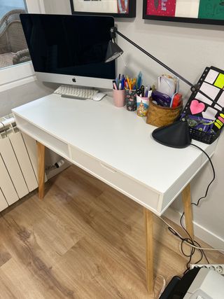 Mesa de estudio blanca y madera