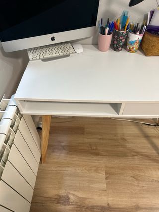Mesa de estudio blanca y madera