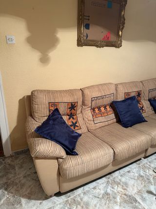 Sofá de tela beige y azul