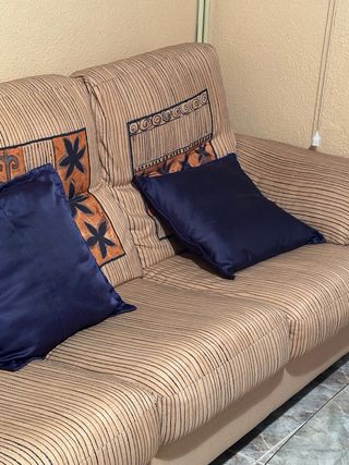 Sofá de tela beige y azul