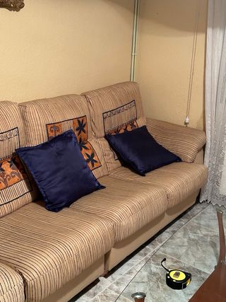 Sofá de tela beige y azul