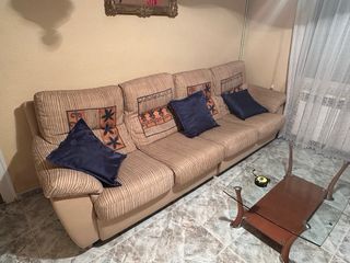 Sofá de tela beige y azul