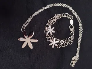 Conjunto de joyería con flores