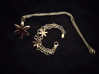 Conjunto de joyería con flores