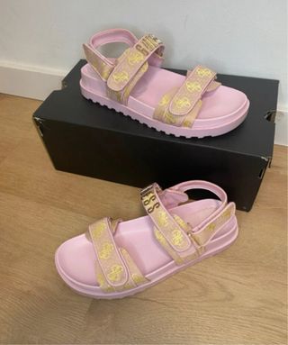 Sandalias rosadas Guess para caminar