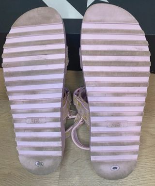 Sandalias rosadas Guess para caminar