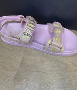 Sandalias rosadas Guess para caminar