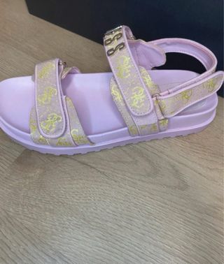 Sandalias rosadas Guess para caminar