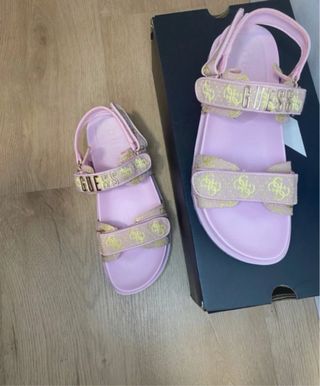Sandalias rosadas Guess para caminar