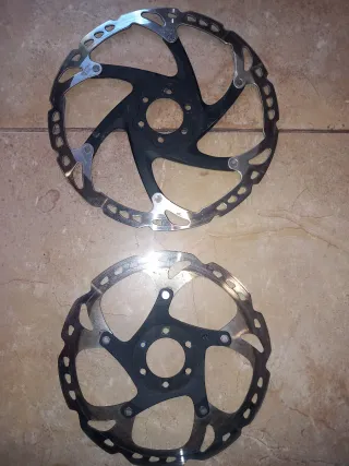 Frenos MTB Shimano Deore XT y Discos.