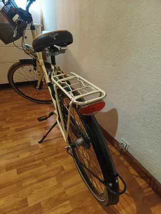 Bicicleta urbana estilo holandés con cesta