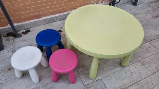 Mesa redonda infantil IKEA y (opcionales) 3 tabure