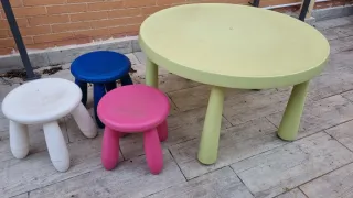 Mesa redonda infantil IKEA y (opcionales) 3 tabure