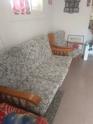 Sofá rústico de madera y tela