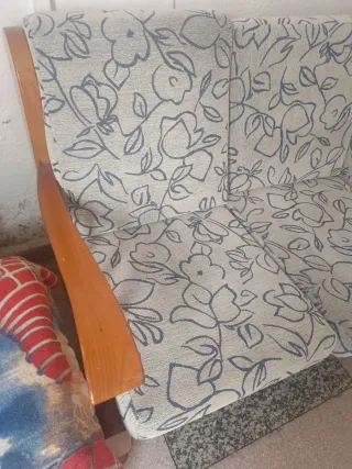 Sofá rústico de madera y tela