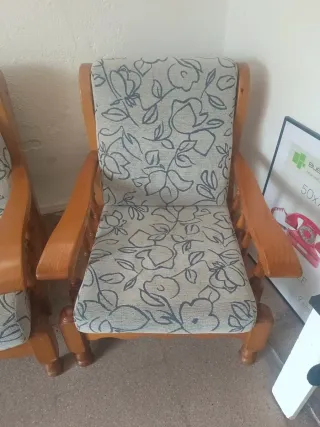 Sofá rústico de madera y tela