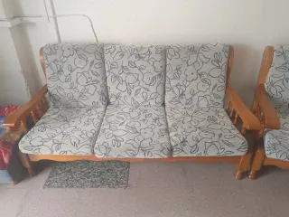 Sofá rústico de madera y tela