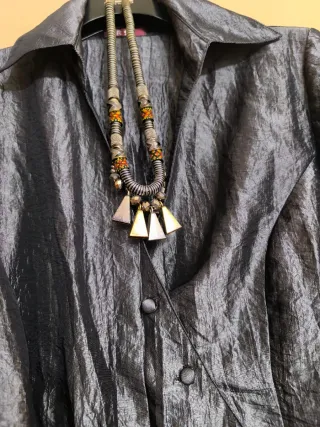 Blusa plateada con cinturón